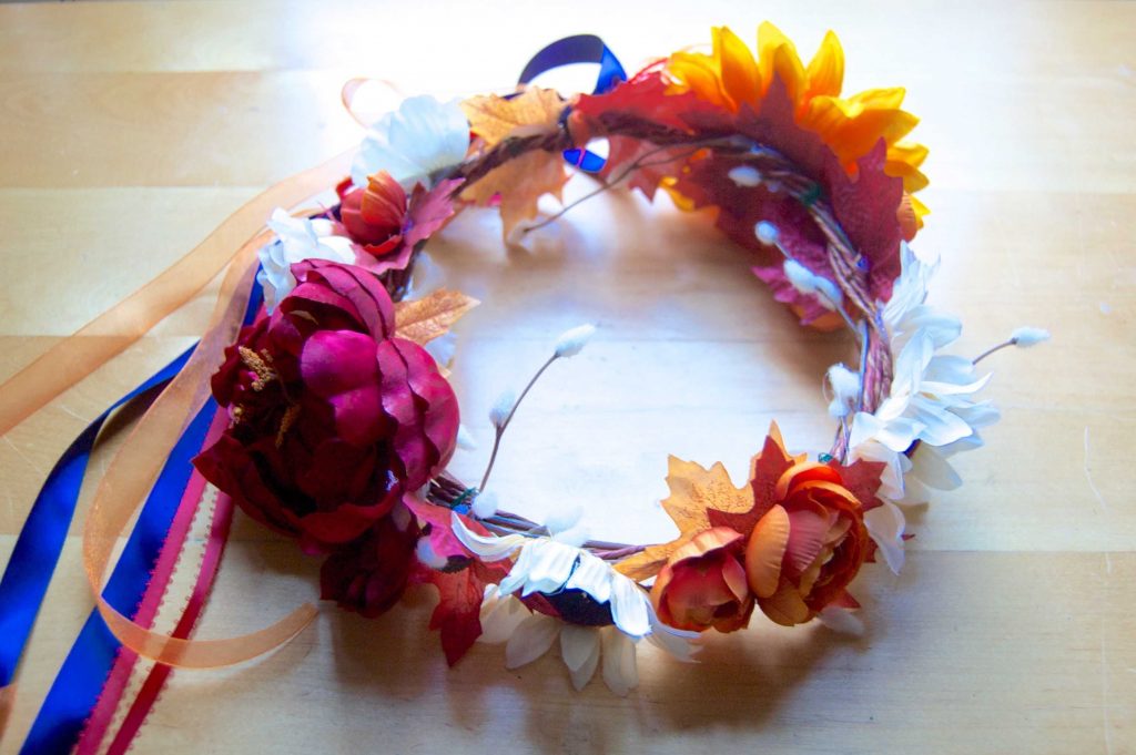 Flower crown DIY tutorial: make your own beautiful flower crowns, with tutorial and tips by an Etsy pro!