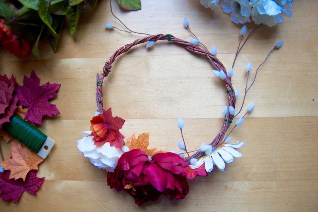 Flower crown DIY tutorial: make your own beautiful flower crowns, with tutorial and tips by an Etsy pro!